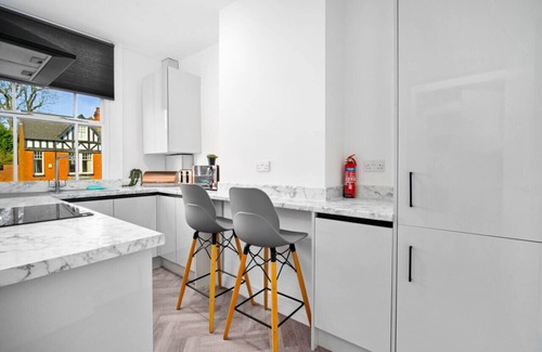 King's Heath Apartment | Luxury Apartment - Netflix - On Street Parking