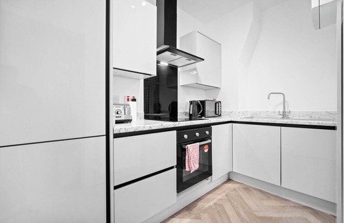 King's Heath Apartment | Luxury Apartment - Netflix - On Street Parking