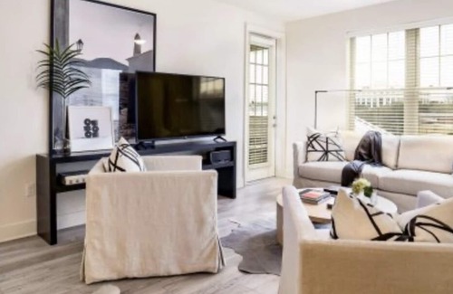 College Park Condo | Luxury Apartment w/ indoor hot tub and other amenities