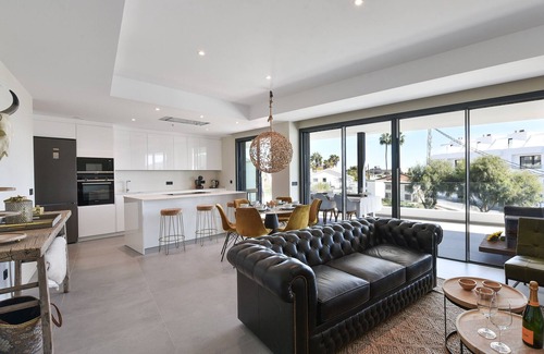 Fuengirola Apartment | Luxury apartment with 2 bedrooms at 5 min walk from beach and commercial centre