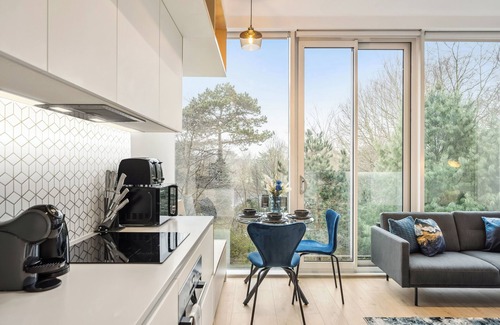 London Borough of Hounslow Apartment | Luxury Apartment with Orbit Cinema, ZoneX Game Room, Gym, Lounge near Station