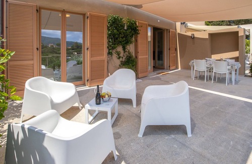 Procchio House | Luxury apartment with private access to the sea.