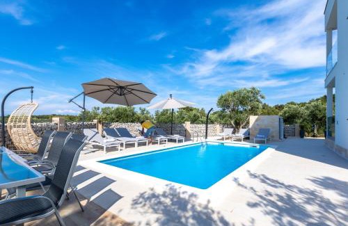 Bozava Apartment | Luxury Apartments Mauro with Heated Pool