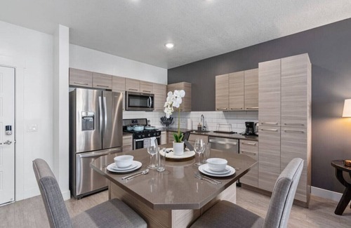 Downtown Salt Lake City Apartment | Luxury Apt. 6th floor- King Bed Gym Prkg Pool NEW