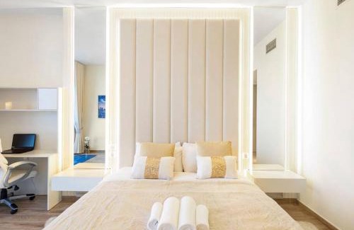 Business Bay Apartment | Luxury Apt in Business Bay Water canal view