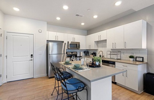 Downtown Salt Lake City Apartment | Luxury Apt.- New King Bed, Free Parking, Gym, Pool