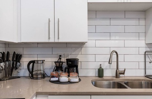 Downtown Salt Lake City Apartment | Luxury Apt.- New King Bed, Free Parking, Gym, Pool