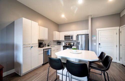 Downtown Salt Lake City Apartment | Luxury Apt. -Penthouse- King Bed, Gym Pkg Pool NEW