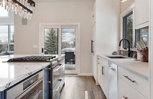 Edwards House | Luxury Arrowhead Home, Air Conditioning, Private Hot Tub, Game Room, Beautifully Remodeled