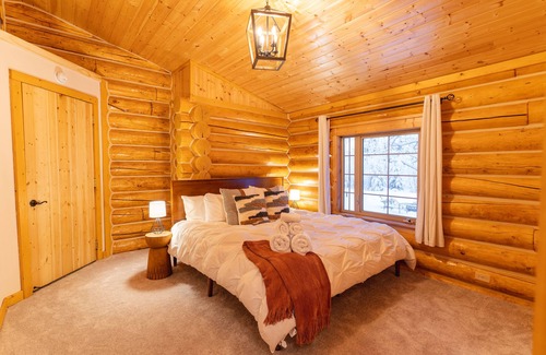 Fairbanks Cabin | Luxury Aurora Lodge w/Jacuzzi & Sauna 3 Miles From Fairbanks!