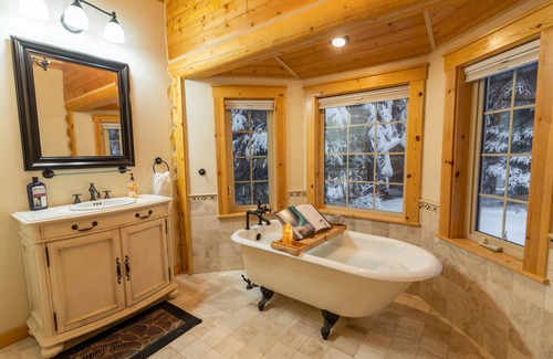 Fairbanks Cabin | Luxury Aurora Lodge w/Jacuzzi & Sauna 3 Miles From Fairbanks!