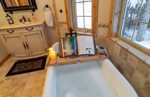Fairbanks Cabin | Luxury Aurora Lodge w/Jacuzzi & Sauna 3 Miles From Fairbanks!