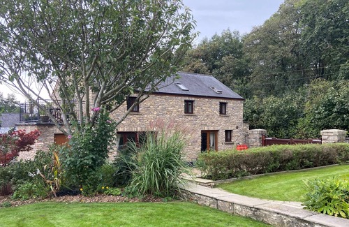 Ewenny House | Luxury Barn near Heritage Coast ,Ewenny with hot tub and outdoor pizza oven.