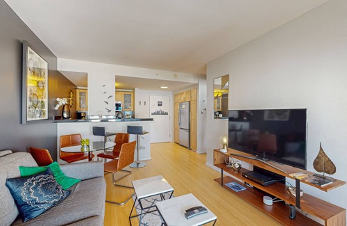 Downtown Seattle Condo | Luxury bay view apartment w/a shared hot tub, community pool and gym
