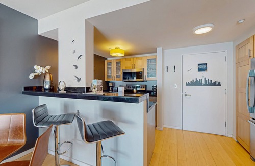 Downtown Seattle Condo | Luxury bay view apartment w/a shared hot tub, community pool and gym