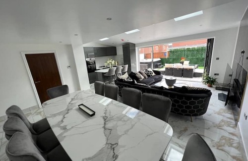 Oldbury House | Luxury Birmingham 4 bedroom family home with hot tub, games room and parking
