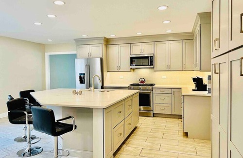 Fox Valley House | Luxury Bliss: Opulent 5BR/3.5BA Delightful Escape