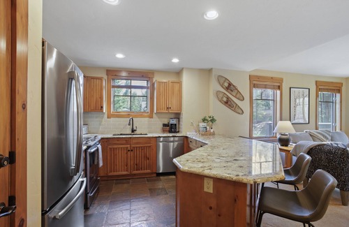 Breckenridge Condo | Luxury Breck Condo Ski-In/Gondola-Out Access & Resort Pool View