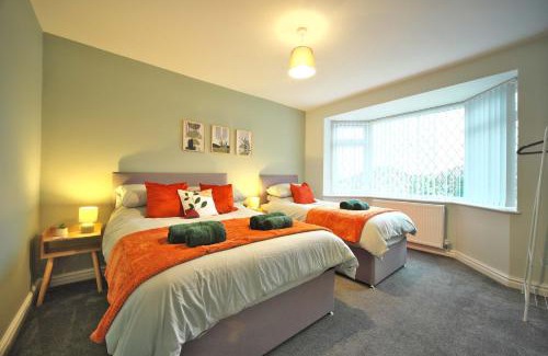 South Elmsall Apartment | Luxury Bungalow, 3 bedrooms, 5 beds, sleeps 8, transport links, parking, Wi-Fi