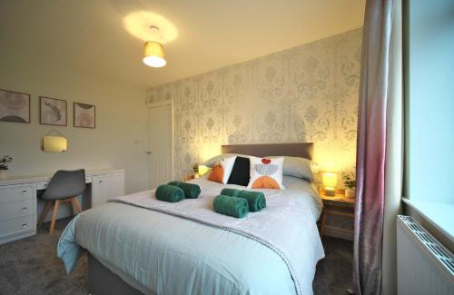 South Elmsall Apartment | Luxury Bungalow, 3 bedrooms, 5 beds, sleeps 8, transport links, parking, Wi-Fi