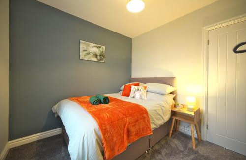 South Elmsall Apartment | Luxury Bungalow, 3 bedrooms, 5 beds, sleeps 8, transport links, parking, Wi-Fi