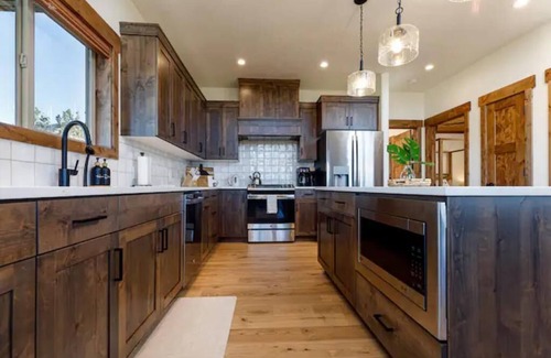 Orderville House | Luxury Cabin, Hot Tub, Between Zion & Bryce, Views