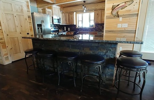 Island Park Cabin | LUXURY CABIN Minutes from West Yellowstone, 3 Bedrooms, Loft, HotTub, WIFI