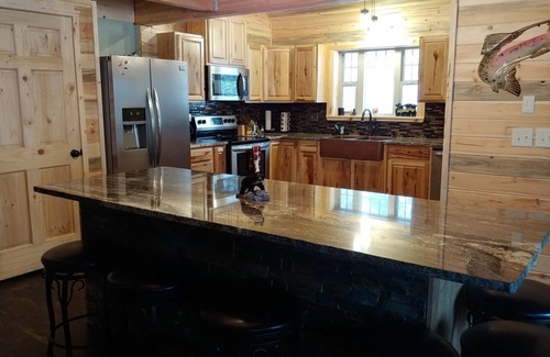 Island Park Cabin | LUXURY CABIN Minutes from West Yellowstone, 3 Bedrooms, Loft, HotTub, WIFI
