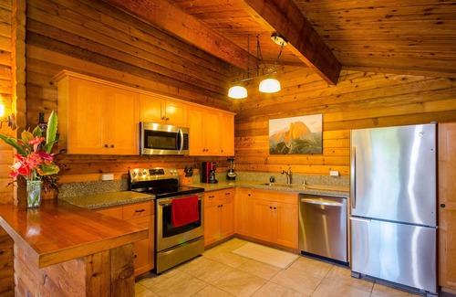 Volcano Cabin | Luxury Cabin on Golf Course 5 Minutes to Nat'l Park.