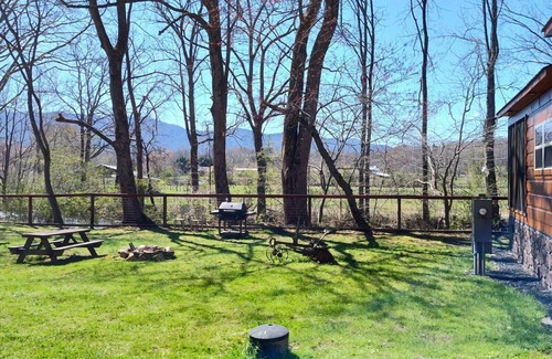Andrews Cabin | Luxury Cabin on the River Surrounded by Stunning Mountain Views!