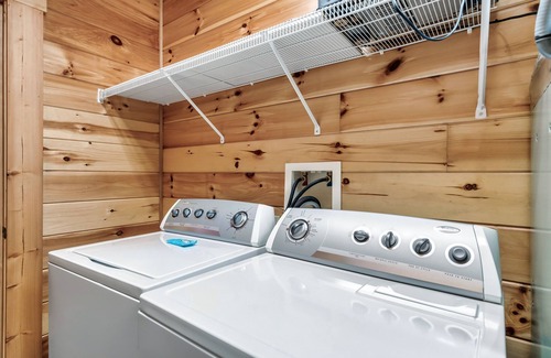 Pittman Center Cabin | Luxury Cabin with Breathtaking Views: Sleeps 16, Hot Tub, Pool Table, Games!