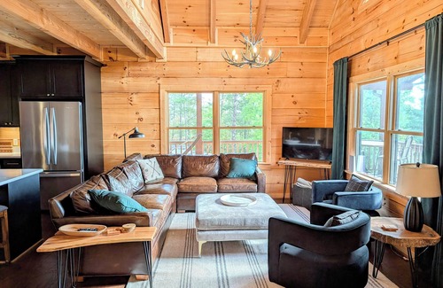 Morganton Cabin | Luxury Cabin with Hiking, Kayaks & Paddle Boards. Mountain Views near Lake James