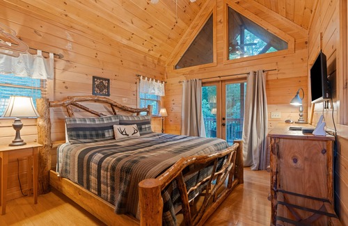 Mineral Bluff Cabin | Luxury cabin with private hot tub, amazing mountain view & 3 fireplaces