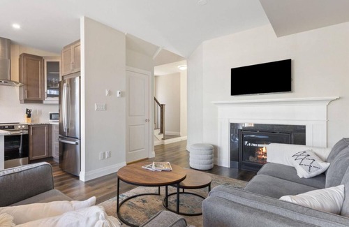 The Blue Mountains House | Luxury Chalet 5 Min Walk to Blue Mountain Village (Pool Hot Tub Fireplace Sauna)