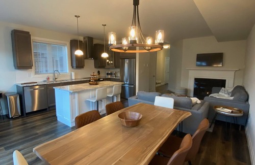The Blue Mountains House | Luxury Chalet 5 Min Walk to Blue Mountain Village (Pool Hot Tub Fireplace Sauna)