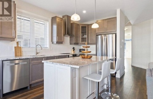 The Blue Mountains House | Luxury Chalet 5 Min Walk to Blue Mountain Village (Pool Hot Tub Fireplace Sauna)