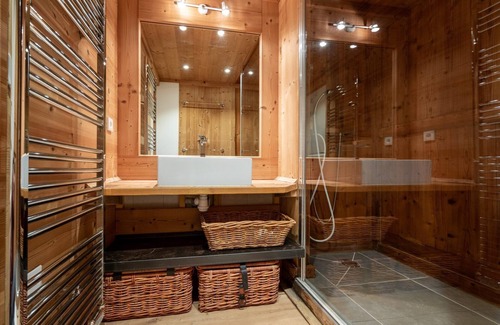 Vallandry House | Luxury chalet (8p). 4 bedrooms (1 loft), 2 bathrooms and a loft. In the centre of Vallandry, with ski-in & out