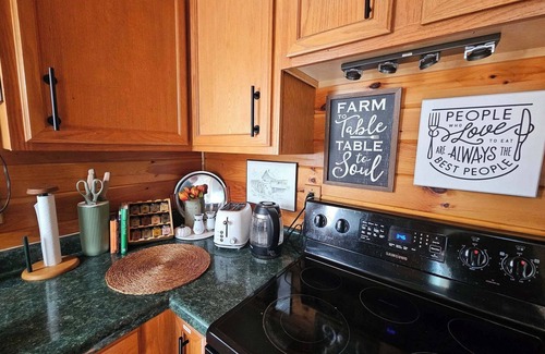 Clarkesville Ski Chalet | Luxury Chalet Near Helen Hot Tub, Fire Pit, Pool Table, Hammock & Creek