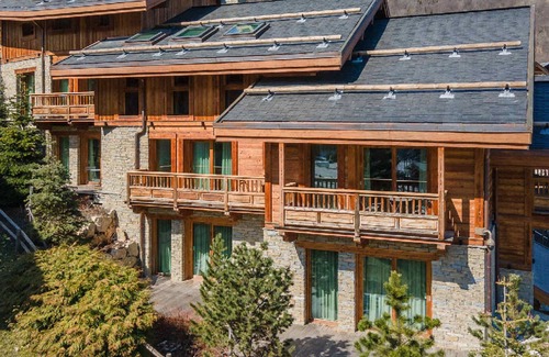 Le Raffort Ski Chalet | Luxury Chalet with Spa, 6 Bedrooms, Half-Board, Nearby Ski Lifts, Shuttle Service