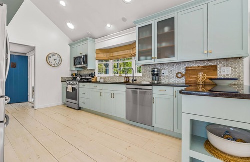 Centerville House | Luxury Coastal Retreat w/Heated Pool! Close to Beaches & Ponds.
