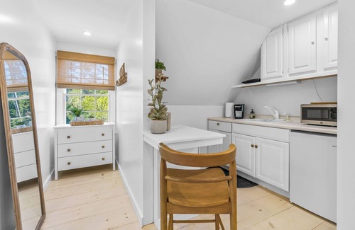 Centerville House | Luxury Coastal Retreat w/Heated Pool! Close to Beaches & Ponds.