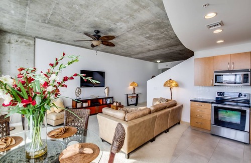 West Palm Beach Condo | Luxury Condo Located Near Restaurants, Theaters & Beaches.