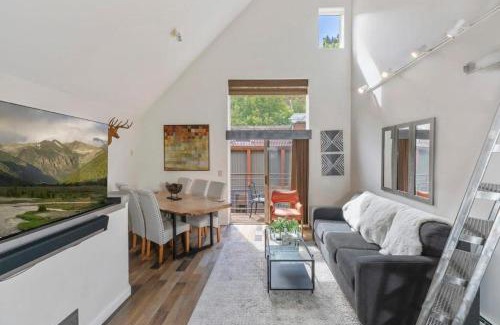 Telluride House | Luxury Condo - Open for Bluegrass
