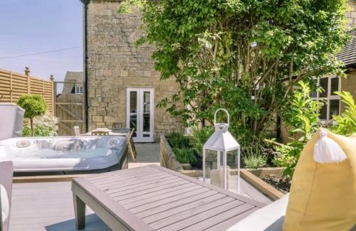 Winchcombe House | Luxury Cotswolds Cottage with Hot Tub