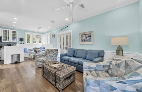 Sunnyside House | Luxury Cottage in Carillon Beach. A min walk to the beach!