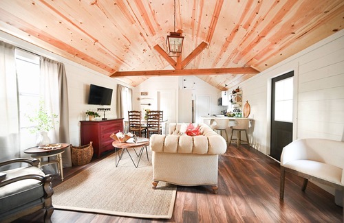 Somerville Cottage | Luxury Cottage 20 minutes from Texas A&M