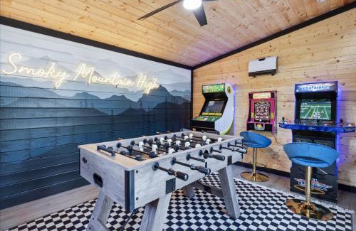 Gatlinburg - Pigeon Forge House | Luxury Cottage Game House Hot Tub Fire Pit