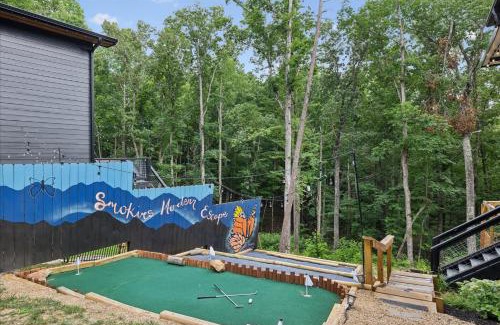 Gatlinburg - Pigeon Forge House | Luxury Cottage Game House Hot Tub Fire Pit