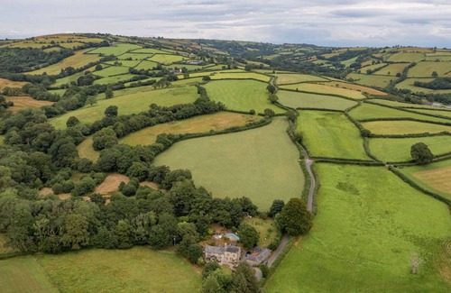 Pentrefelin Cottage | Luxury Cottage with hot tub, sleeps 8. Wales