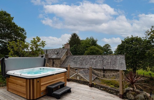 Pentrefelin Cottage | Luxury Cottage with hot tub, sleeps 8. Wales
